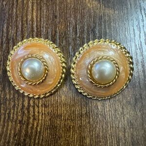 Vintage Gold Tone Peach Swirl Enamel Faux Pearl Round Earrings Cocktail Fashion